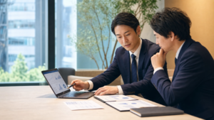 姫路のShopify・EC運用受託会社M&Aについて、EC運用データを見ながら経営者とアドバイザーが権限整理や継続支援体制を確認している様子を表現したアイキャッチ画像